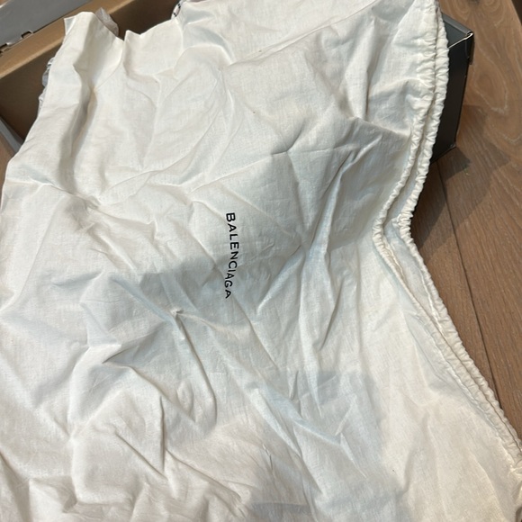 Balenciaga triple S low top chunky sneakers in exce condition worn once - Picture 13 of 14